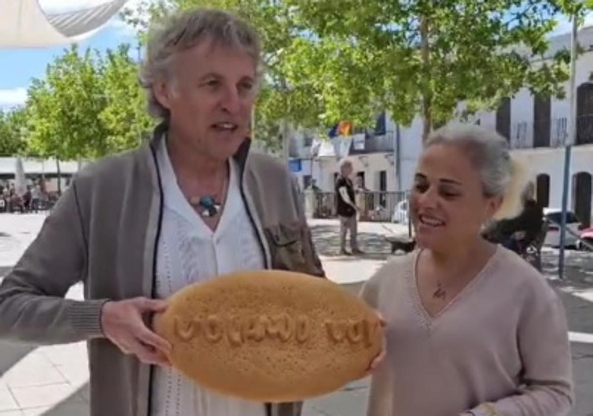 Calleja y una vecina de Las Navas que le ha regalado pan