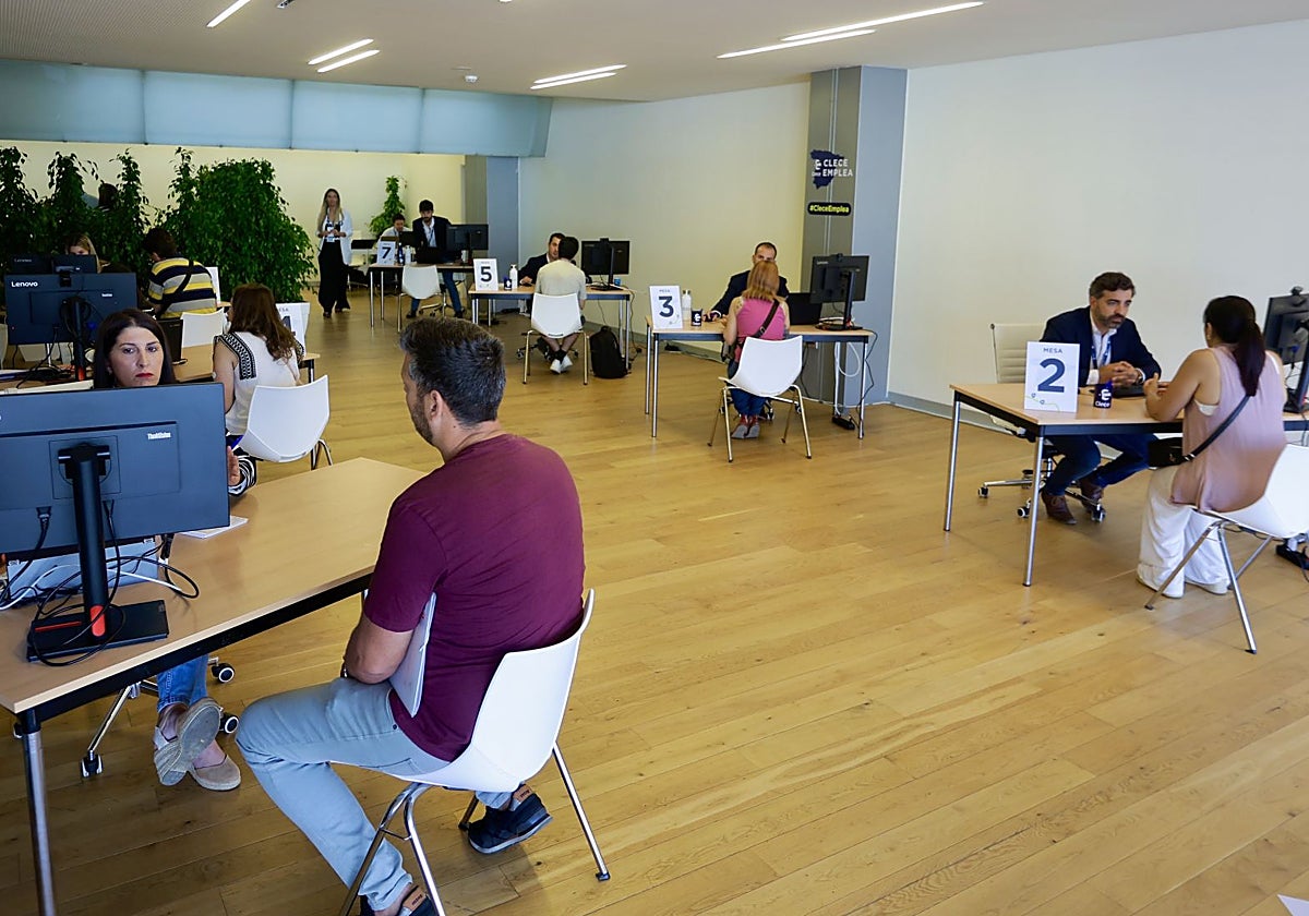 Hasta siete técnicos de selección llevan a cabo simultáneamente estas entrevistas de trabajo