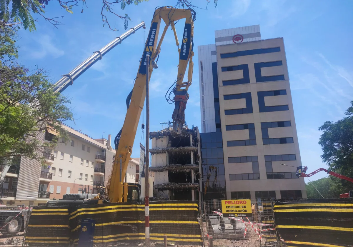 A pleno rendimiento la demolición de la Torre Mapfre en Sevilla