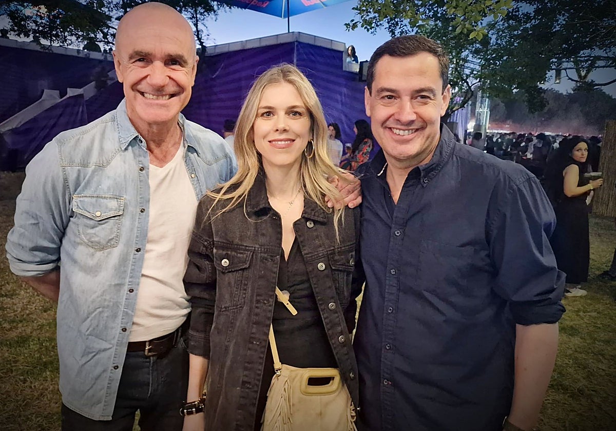 Imagen compartida en redes sociales por Antonio Muñoz, junto a Manuela Villena y Juanma Moreno en un concierto