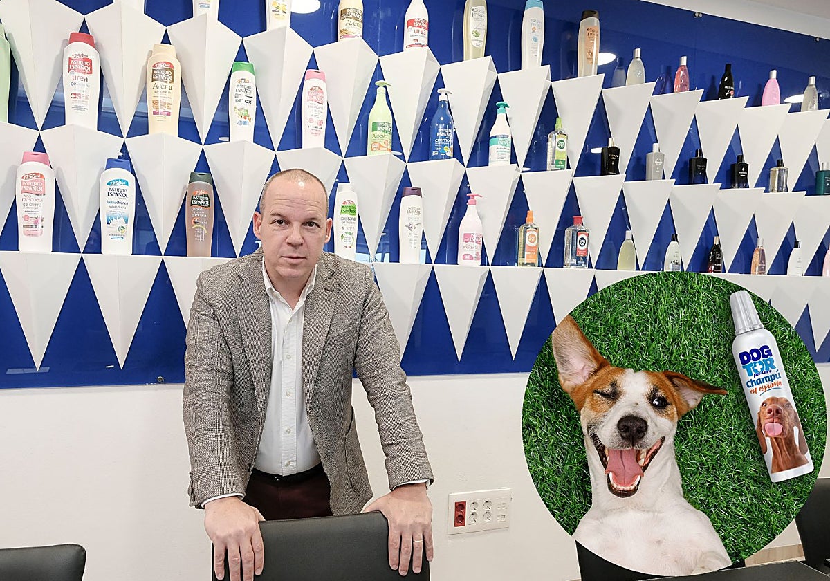 Vicente Granados con algunos de los productos de Instituto Español