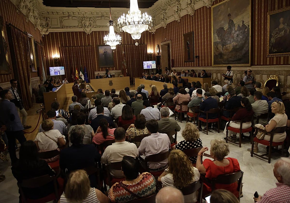 Numeroso público siguió este viernes el Pleno extraordinario del Ayuntamiento de Sevilla