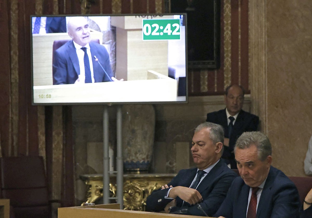 José Luis Sanz y Juan Bueno, durante la intervención de Antonio Muñoz ayer en el Pleno