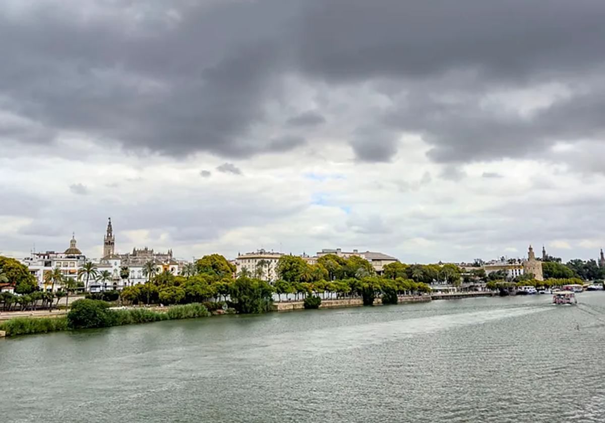 Vista del río Guadalquivir a su paso por Sevilla este pasado fin de semana, bajo un cielo nublado