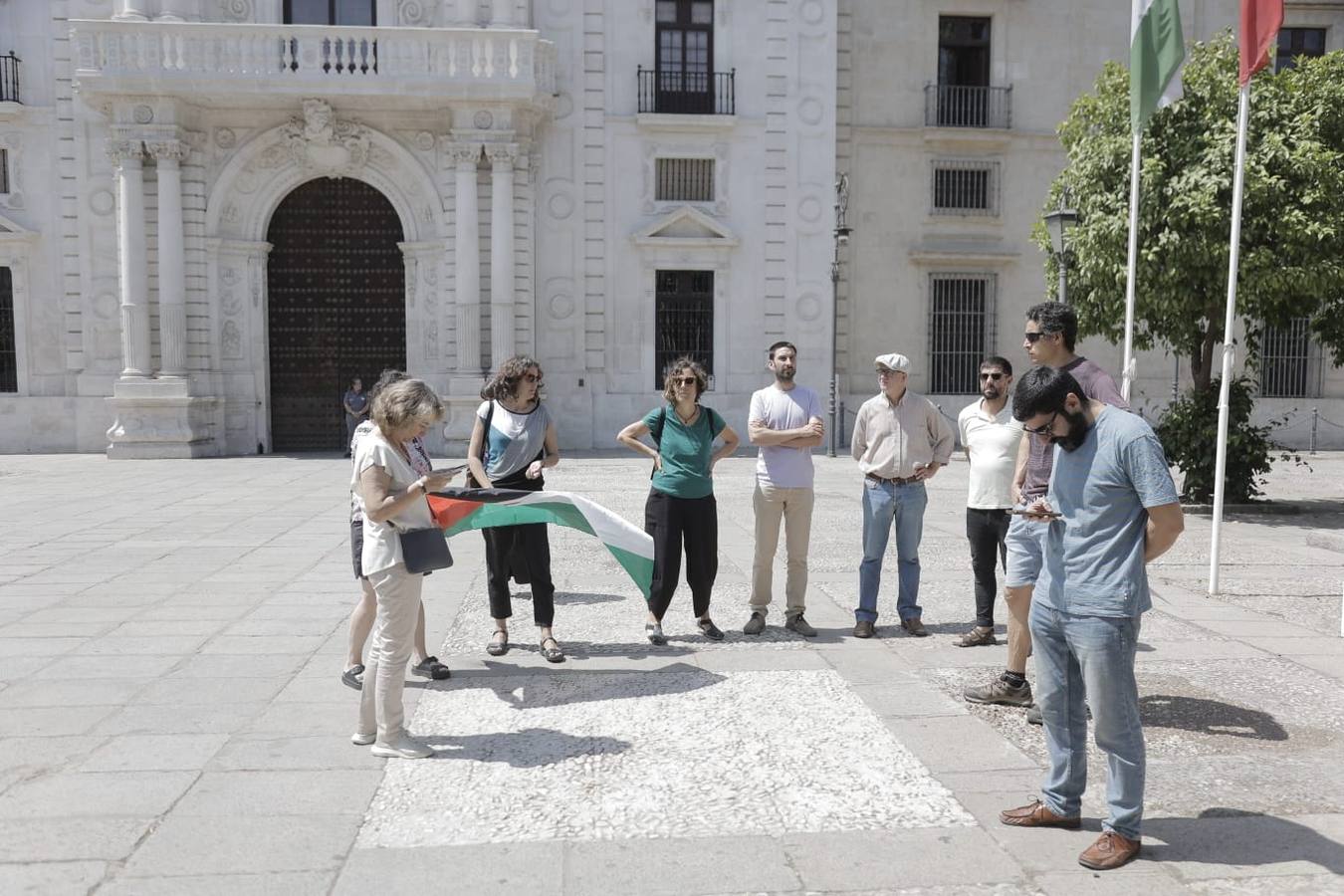 Estudiantes y profesores concentrados en la calle San fernando