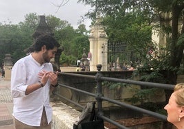 Un estudiante de la Universidad de Sevilla defiende su TFG en la calle por el blindaje del Rectorado