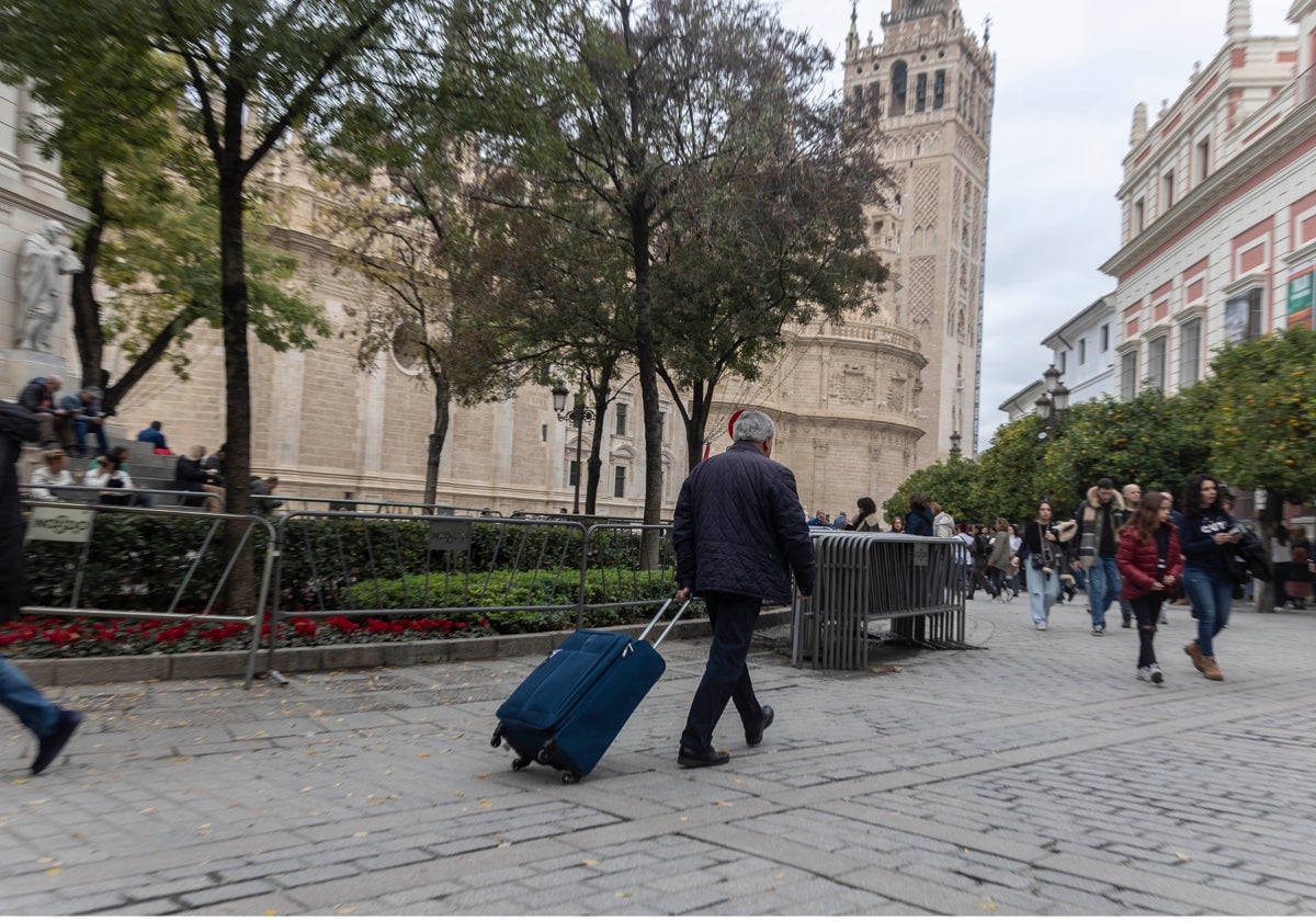 Un turista por el centro histórico de Sevilla