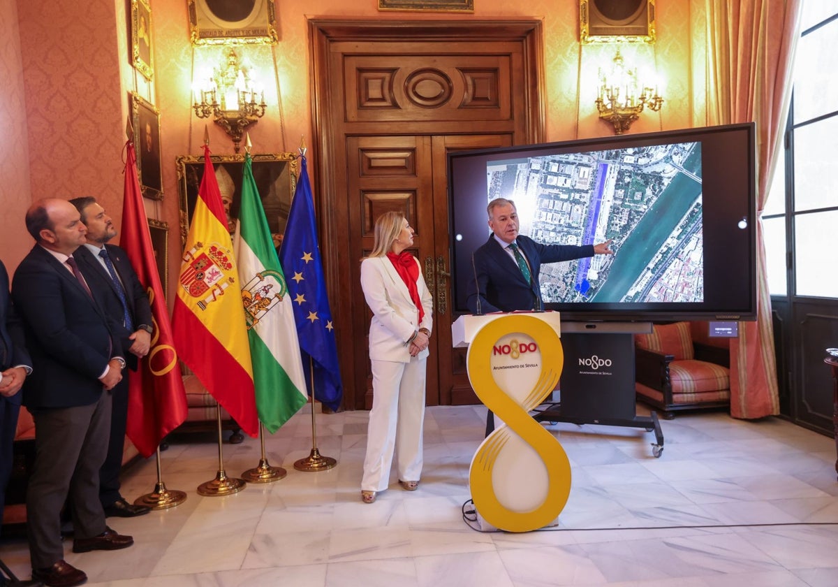 La consejera Carolina España y el alcalde José Luis Sanz informan del acueredo este jueves en el Ayuntamiento de Sevilla