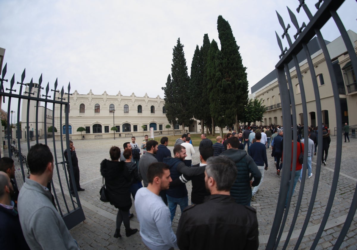 Aspirantes a unas oposiciones de la Policía Local accediendo a las aulas de los exámenes