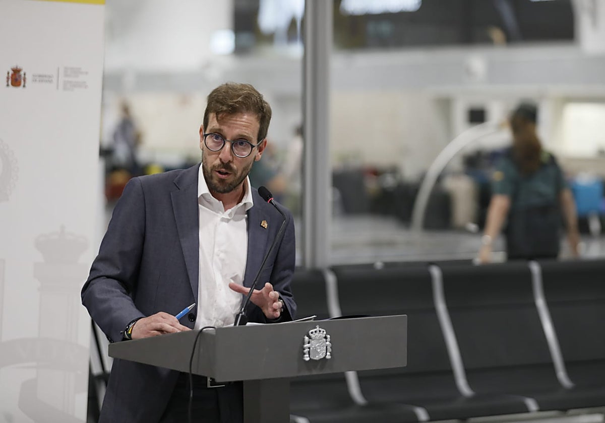 El subdelegado del Gobierno, Francisco Toscano, durante su comparecencia en el aeropuerto de Sevilla