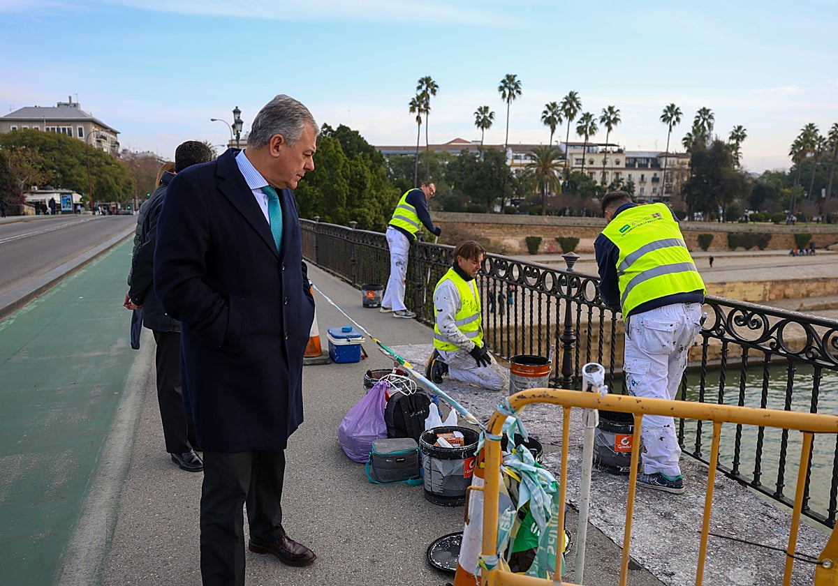 Sanz visitando unas obras en una imagen de archivo