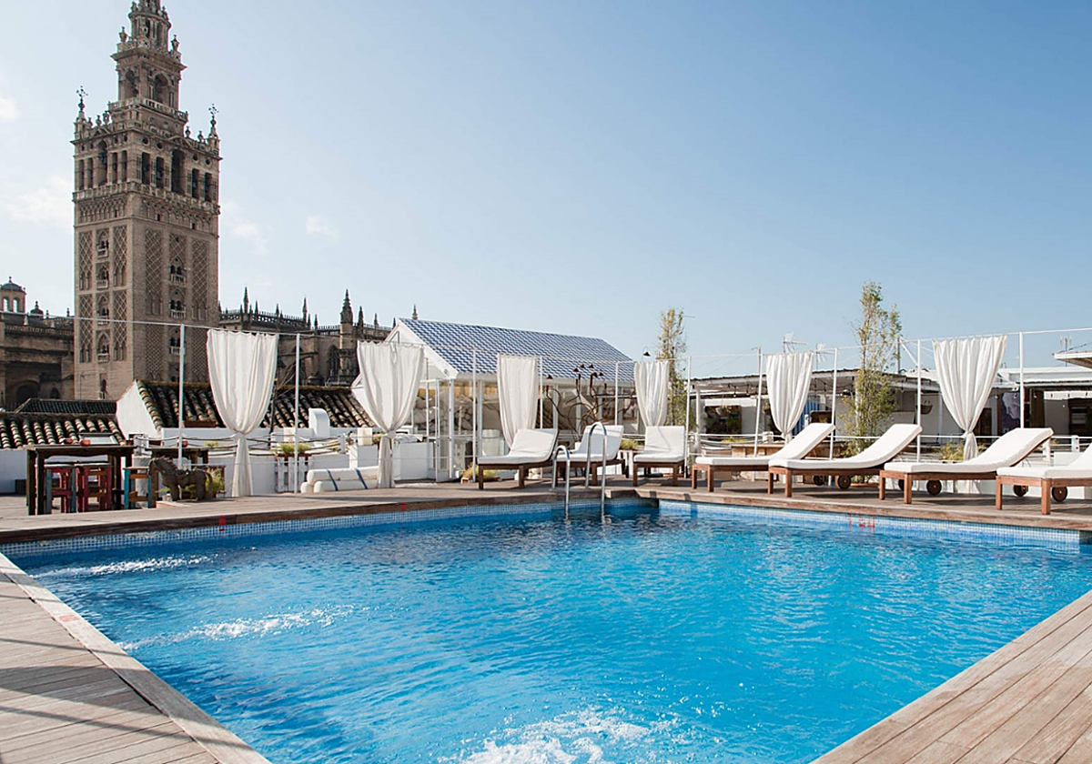 Piscina en la azotea del Hotel Fotecruz Sevilla Seises
