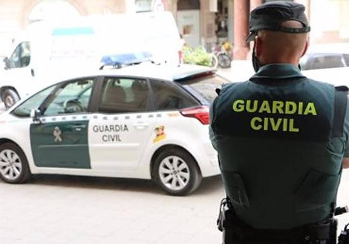 Un agente de la Guardia Civil