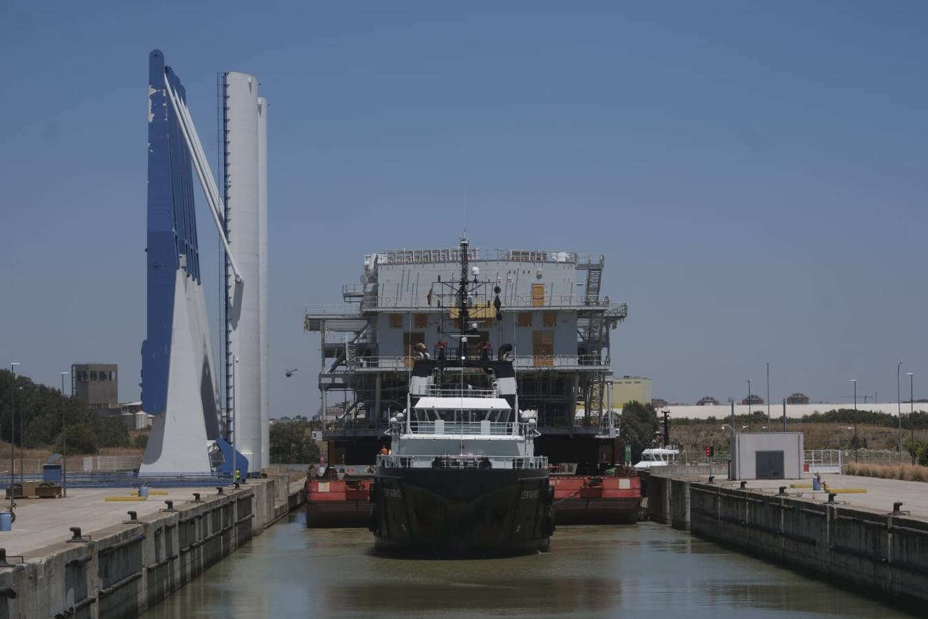 Paso por la esclusa de la subestación eléctrica en el Puerto de Sevilla