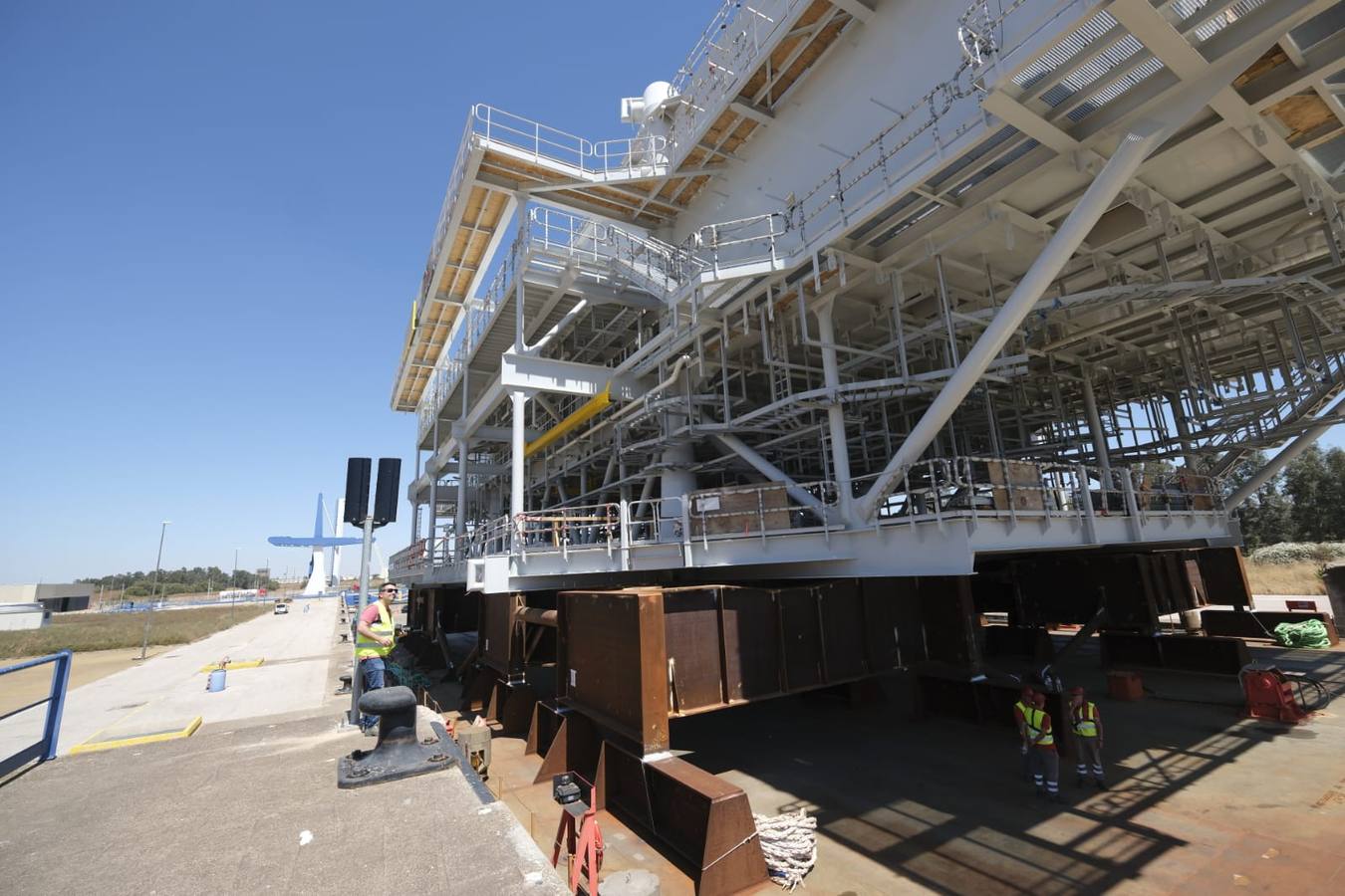 Paso por la esclusa de la subestación eléctrica en el Puerto de Sevilla