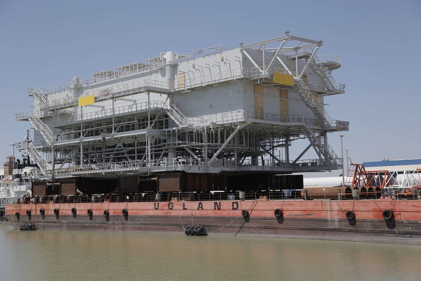 Momento del remolque de la subestación en el Puerto de Sevilla