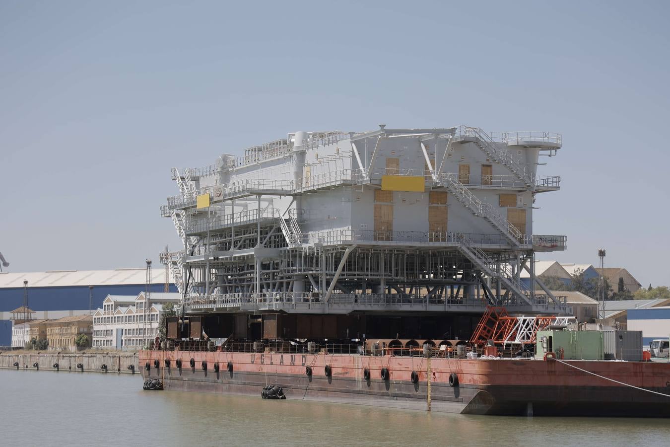 Momento del remolque de la subestación en el Puerto de Sevilla
