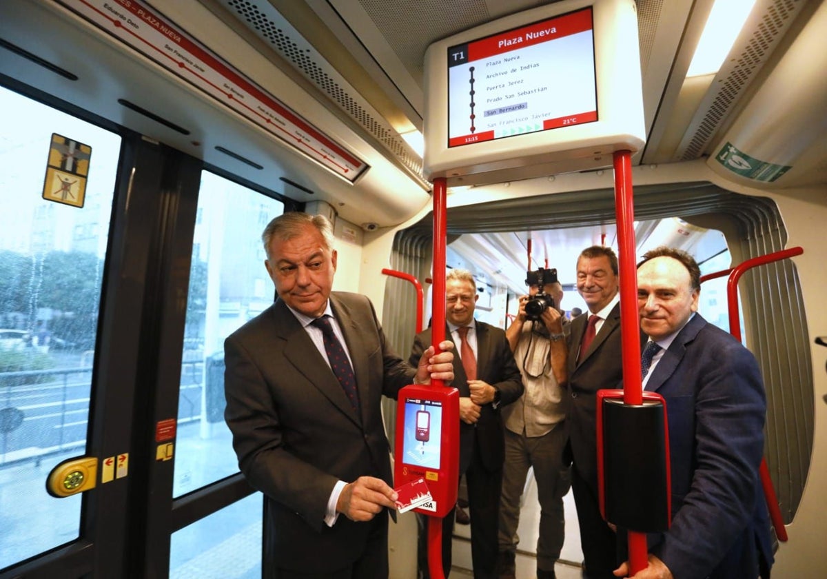 José Luis Sanz picando con su bonobús en el tranvía, que este miércoles ha llegado a Luis de Morales