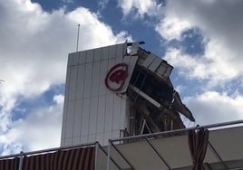 El viento impide que continúe la demolición de la Torre Mapfre de Sevilla