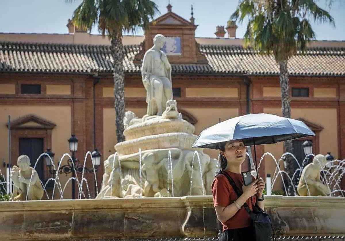 Hidratarse y mantenerse protegido durante las horas de sol es clave en ciudades como Sevilla