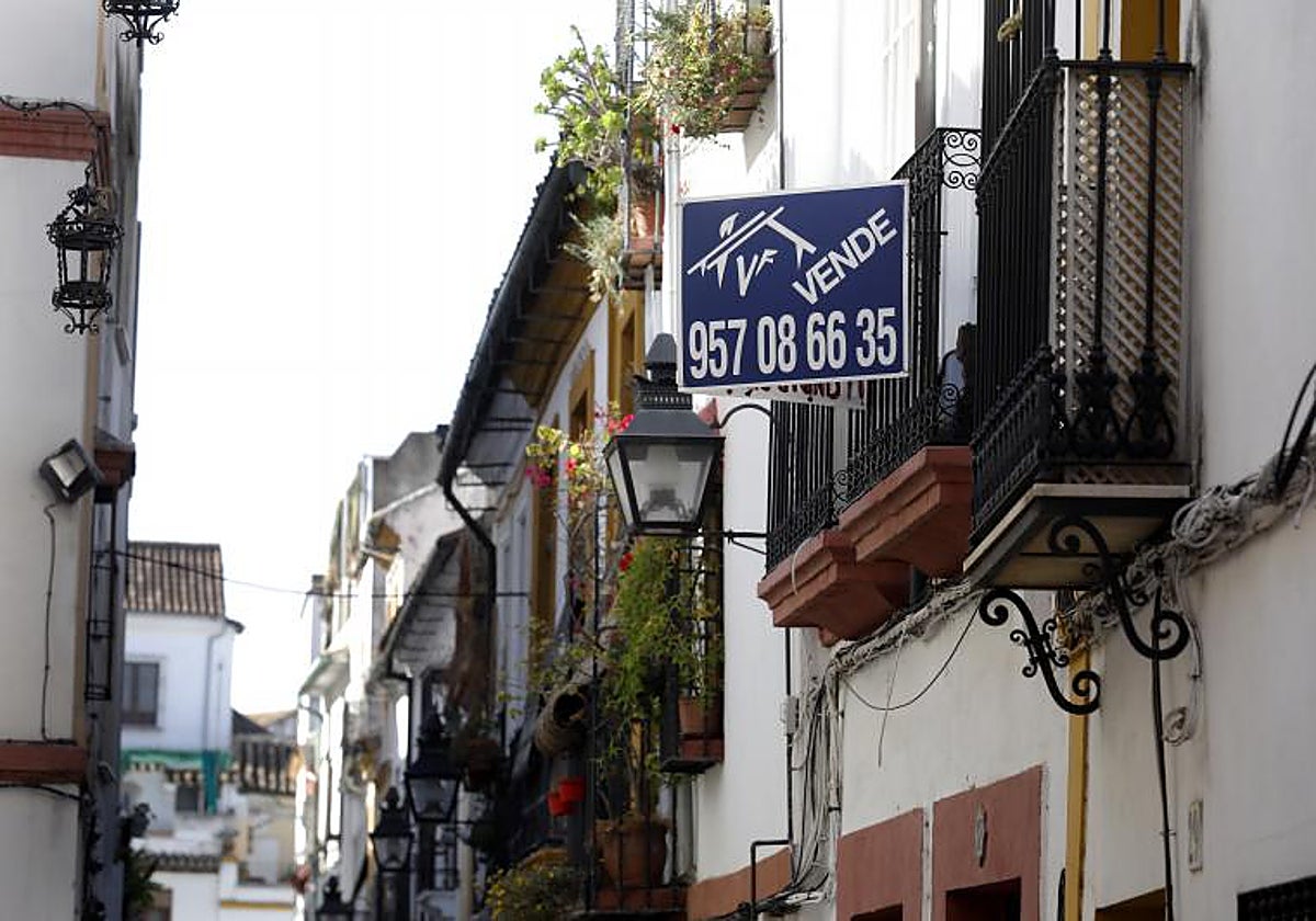 Cartel de reclamo de venta de un inmueble en una calle de Córdoba