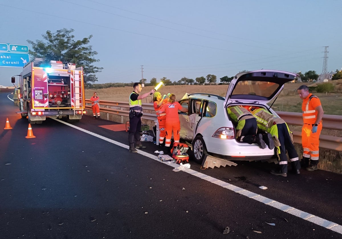 Bomberos, policías y personal del 061 en el lugar en el que se produjo el accidente