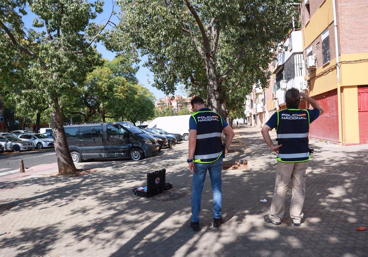 Efectivos de la Policía científica inspeccionan el lugar donde se ha producido el tiroteo