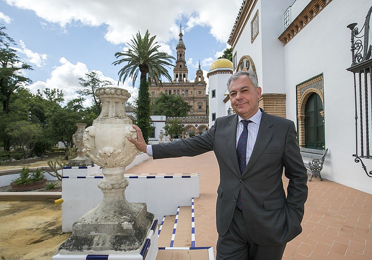 El alcalde de Sevilla, con la Torre Sur de la Plaza de España al fondo