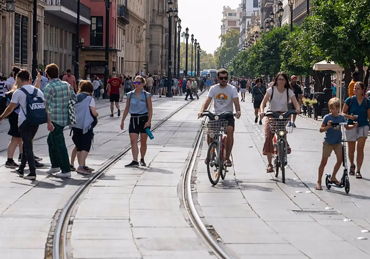 Ambiente de uno de los primeros días del verano en Sevilla, en la Avenida de la Constitución