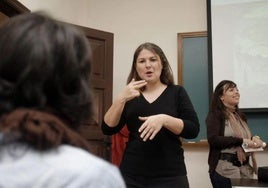 Una alumna discapacitada de un colegio de Sevilla lucha desde hace dos años por un intérprete de lengua de signos