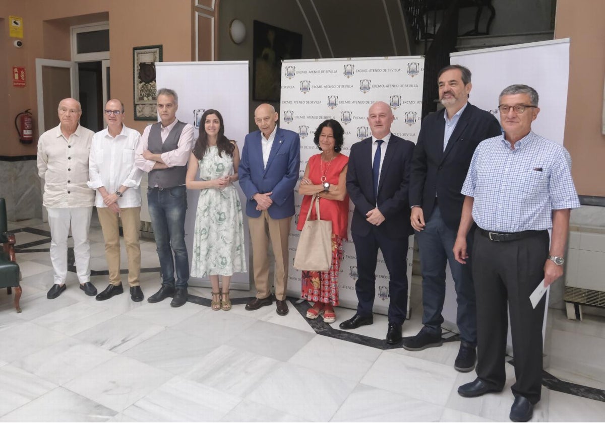 Miembros del jurado, organizadores y patrocinadores de los Premios de Novela Ateneo de Sevilla