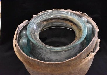 El vino blanco descubierto en la tumba romana de Carmona se utilizaba «en rituales funerarios»