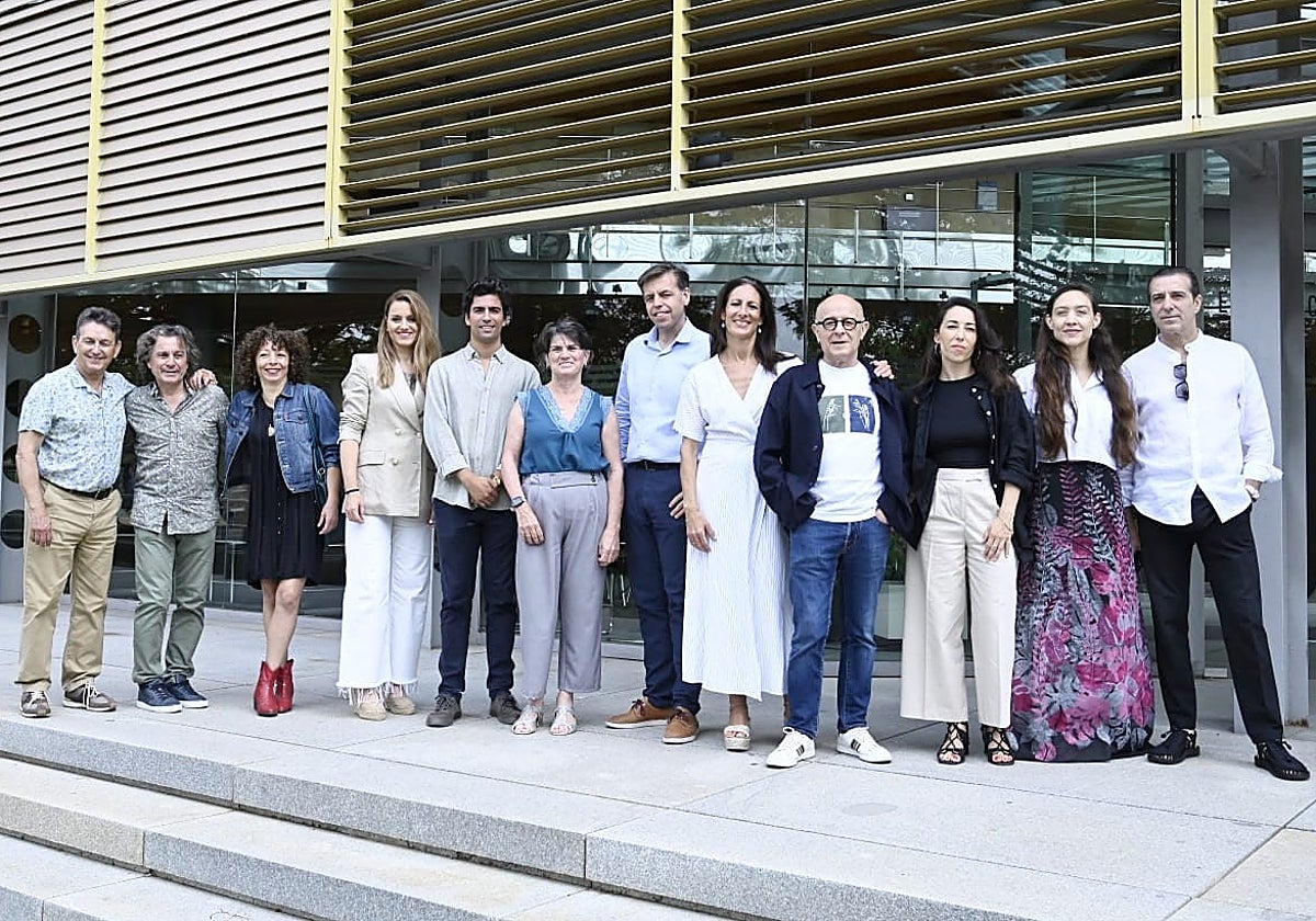 Los artistas participantes en el ciclo junto a la delegada Minerva Salas, el director de la Bienal, Luis Ybarra, el director del Insetituto Andaluzx de Flamenco, Cristóbal Ortega y el director del teatro Central, Manuel Llanes