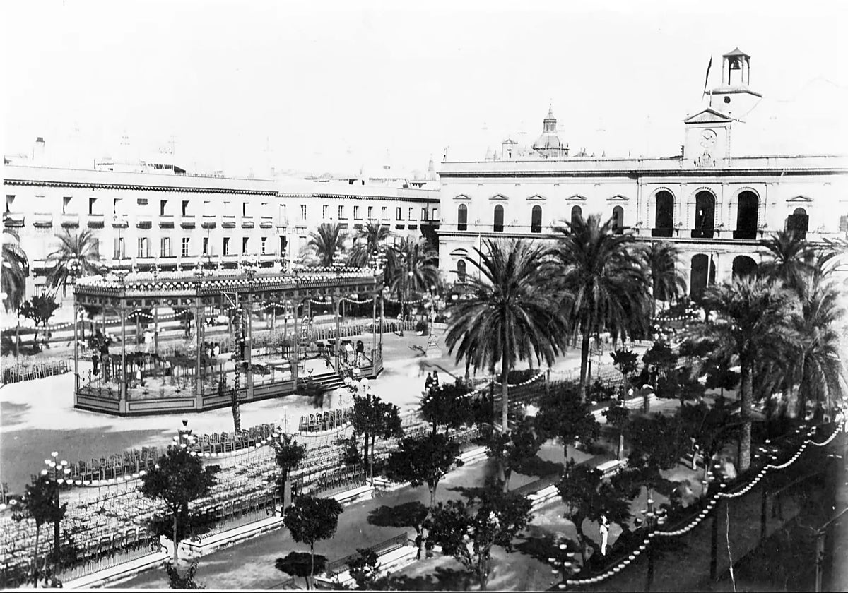 La plaza Nueva en una foto de primeros del siglo XX con una estructura parecida a las naves del Barranco que se usaba para conciertos y las sillas para los paseantes en uno de los laterales