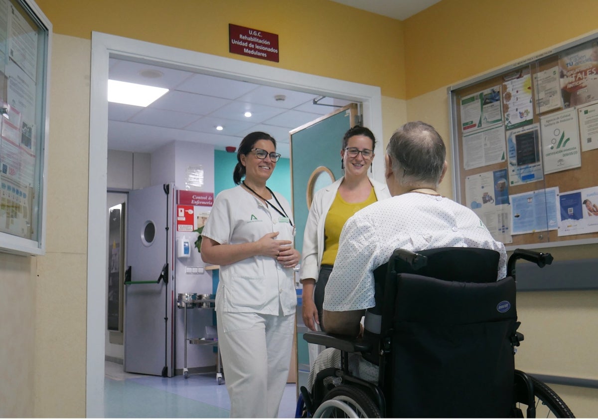 Un lesionado medular junto a dos profesionales sanitarias