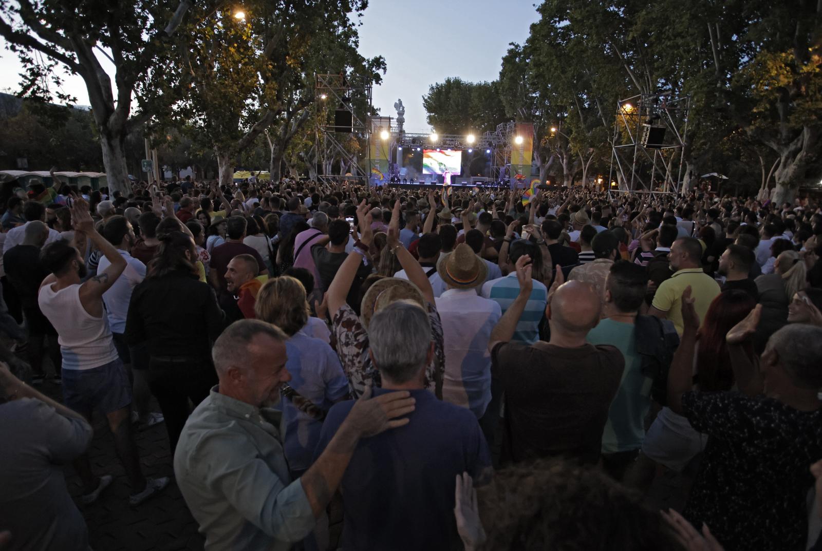 Pastora Soler pregona el Orgullo ante una multitud en la Alameda de Hércules de Sevilla