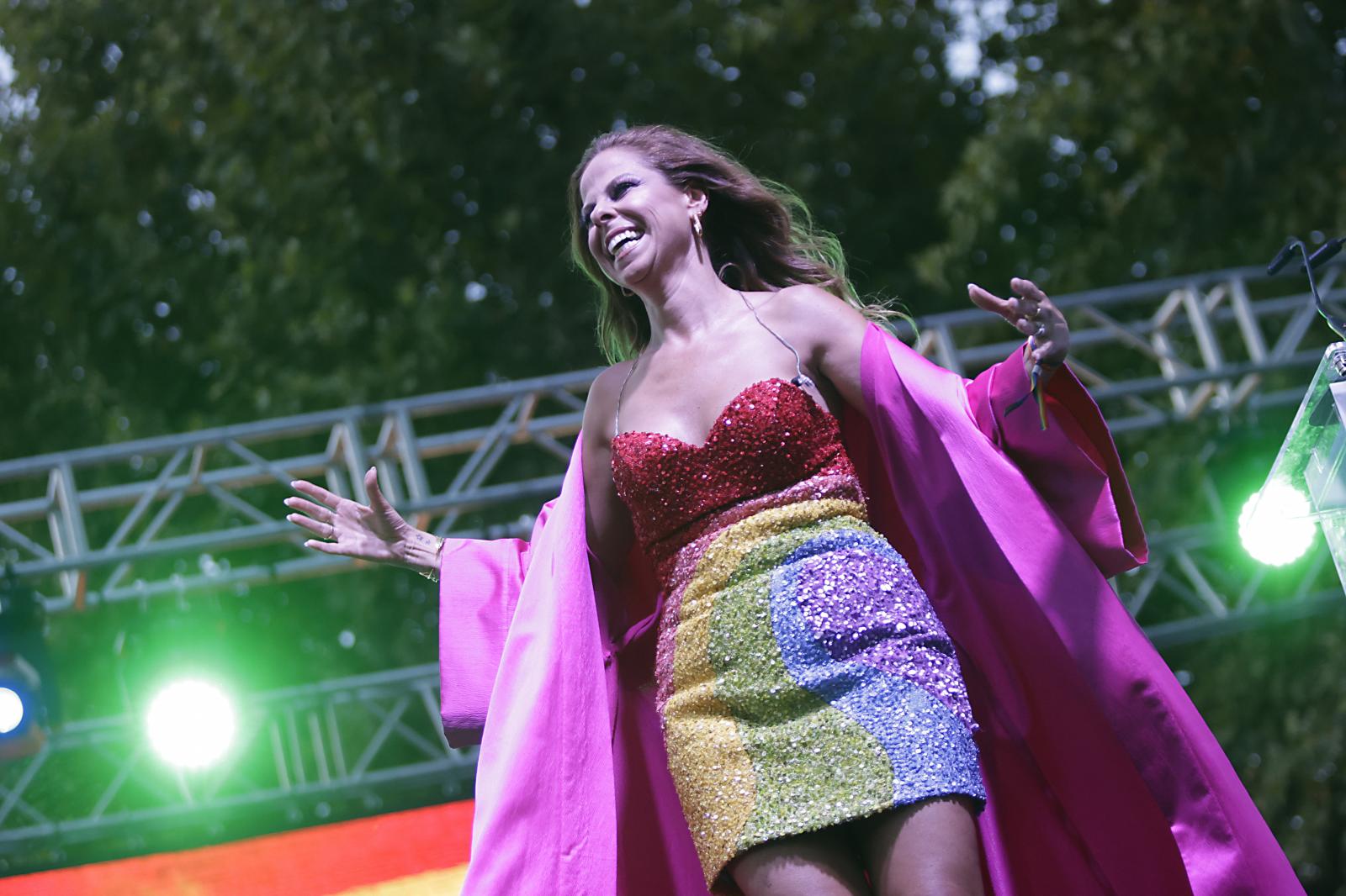 Pastora Soler pregona el Orgullo ante una multitud en la Alameda de Hércules de Sevilla