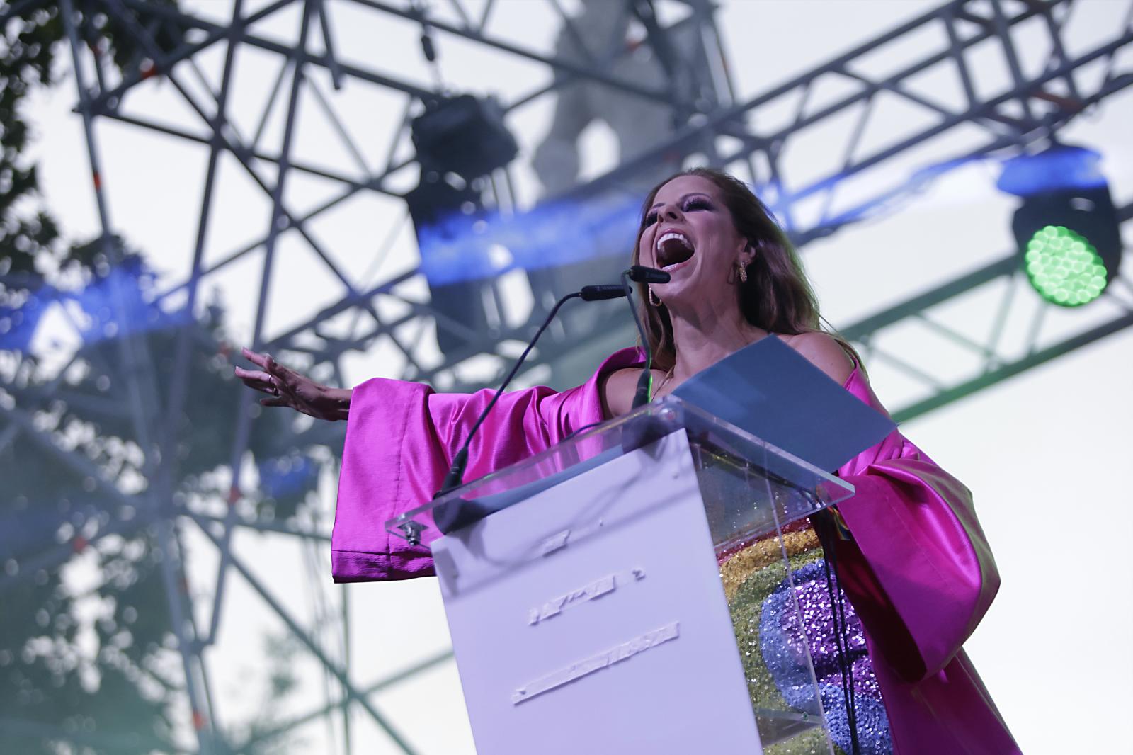 Pastora Soler pregona el Orgullo ante una multitud en la Alameda de Hércules de Sevilla