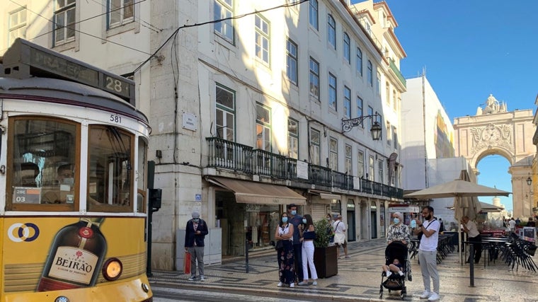 Un tranvía a su paso por el barrio de la Baixa, en Lisboa