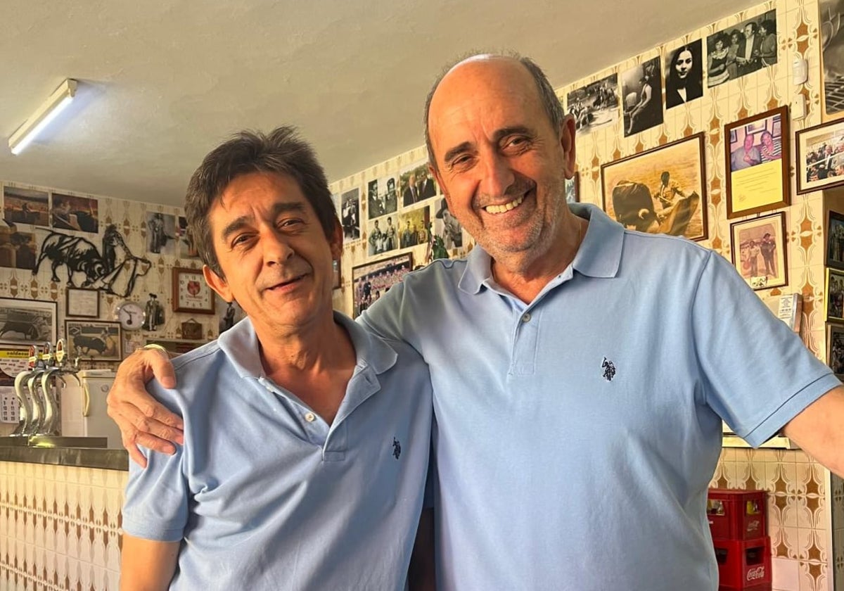 Francisco López León, Curro el de la Venta Los Conejos, junto a Ramón, el camarero que lleva 40 años con él