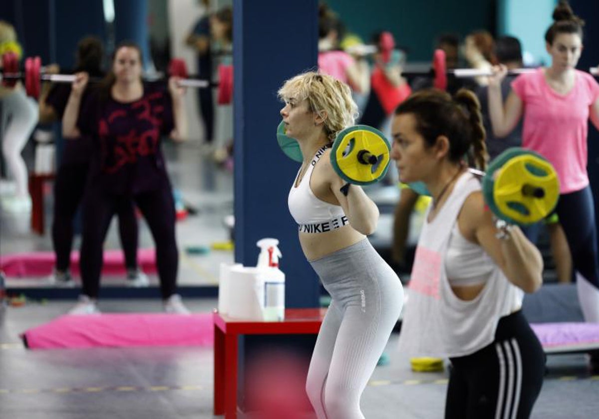 Un gimnasio con mujeres haciendo deporte