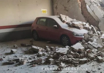 Se desploman las cuatro plantas que quedaban sin derruir de la Torre Mapfre en Sevilla