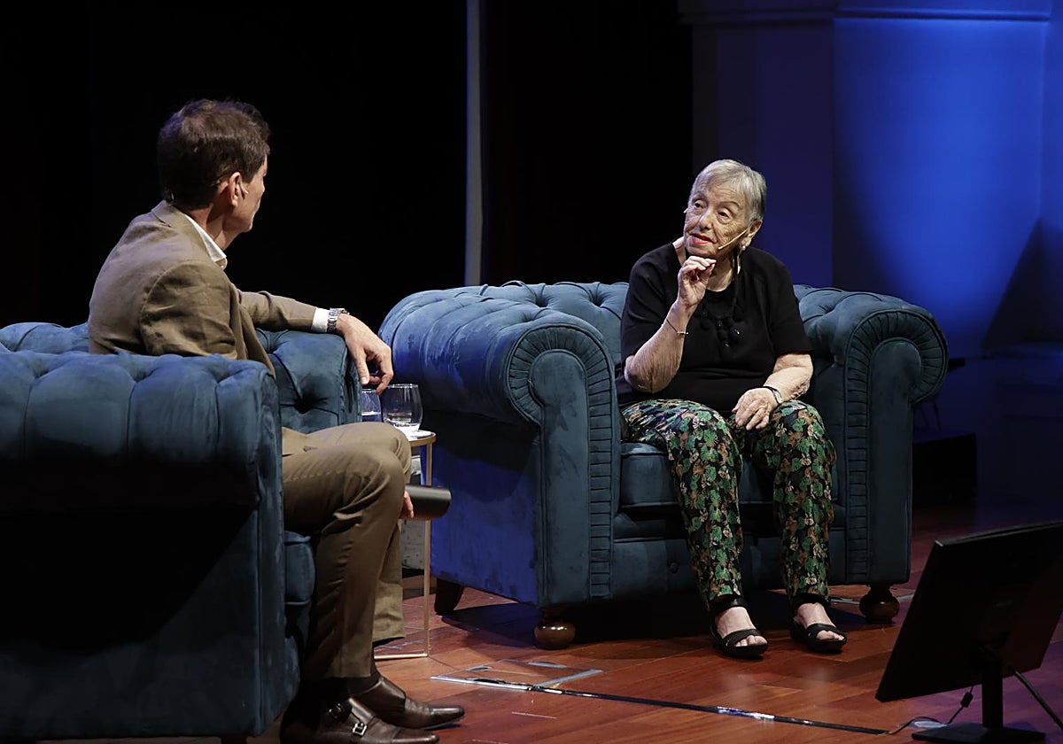 La conocida actriz sevillana estuvo acompañada en este encuentro por el periodista Rafael Cremades