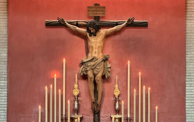 El Cristo de la Santa Cruz en su altar de quinario