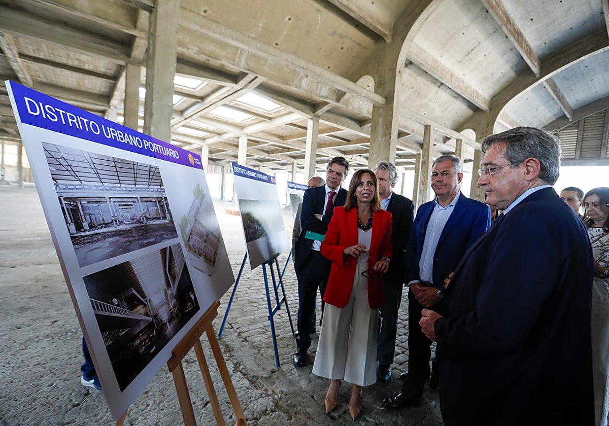 Rafael Carmona junto a Rocío Díaz y José Luis Sanz este miércoles en el tinglado del muelle de Tablada