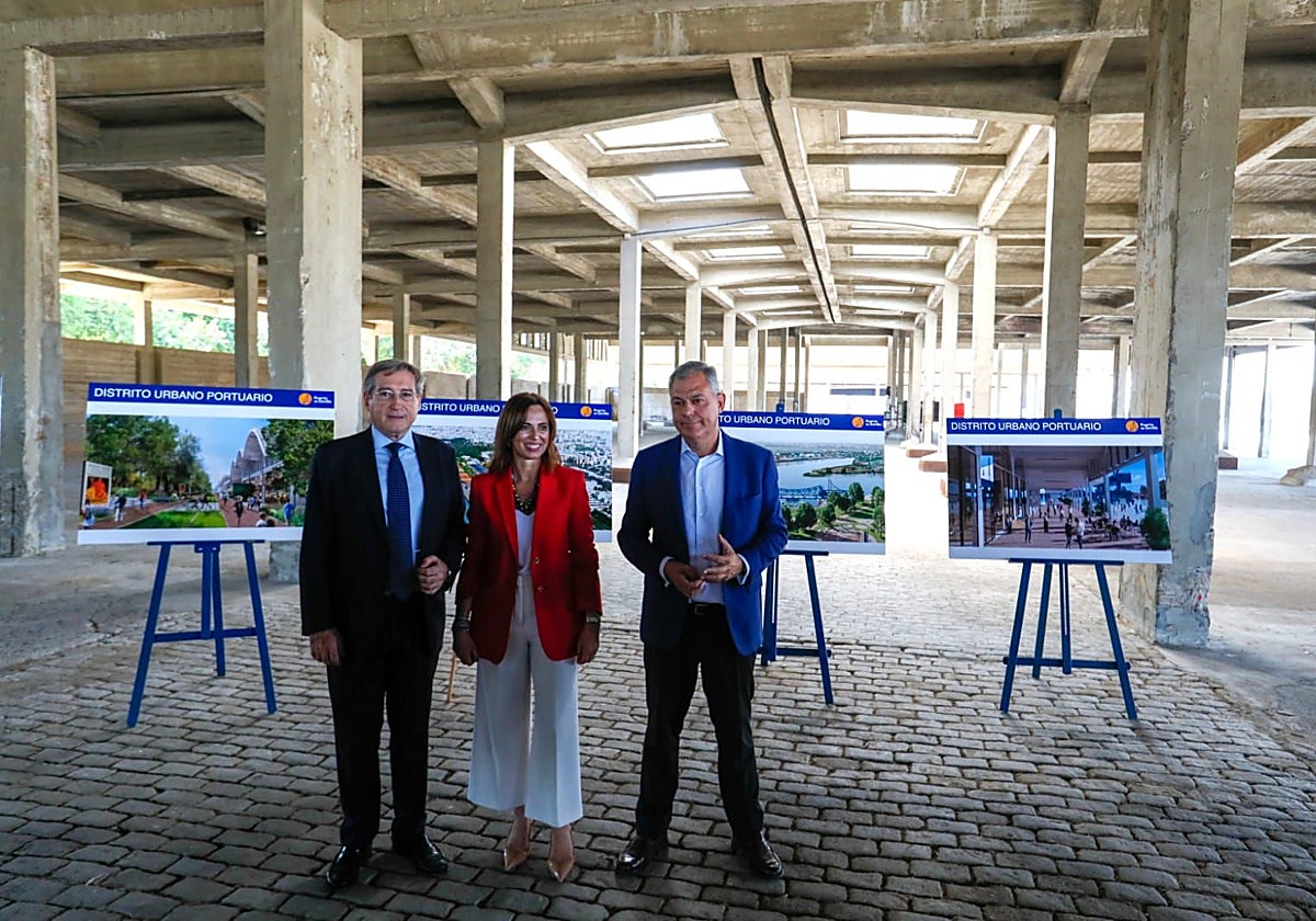 Rafael Carmona, Rocío Díaz y José Luis Sanz en los tinglados del Muelle de Tablada