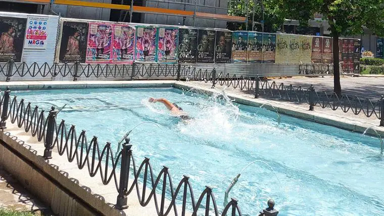 El bañista ha practicado natación en la fuente de la Plaza de la Concordia