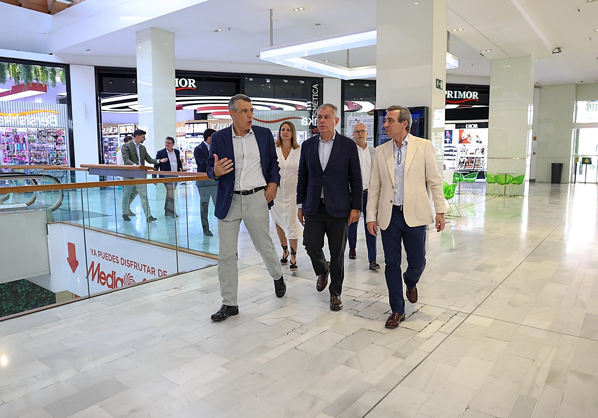 El alcalde de Sevilla, José Luis Sanz, durante su visita al centro comercial