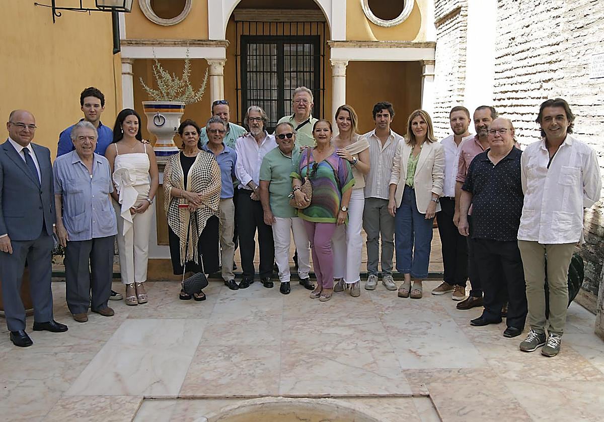 Foto de familia de la presentación de los espectáculos de la Bienal de Flamenco que se desarrollarán en el Alcázar