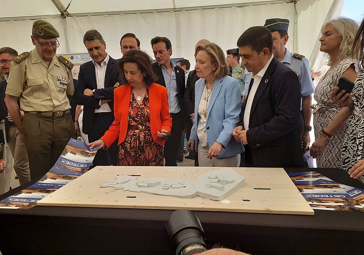 Visita de Robles al Centro Tecnológico de Desarrollo y Experimentación